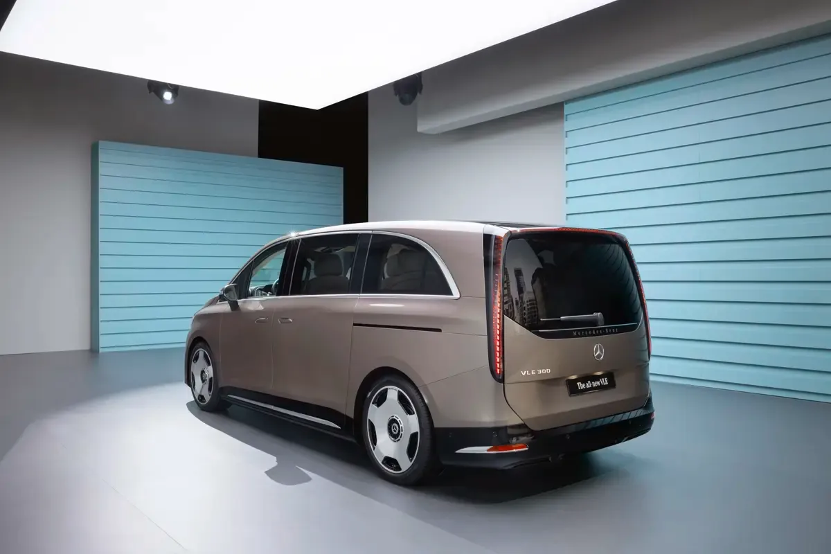 Elettronauti - Mercedes-Benz VLE 300 - Nero - Esterno - Vista anteriore a tre quarti