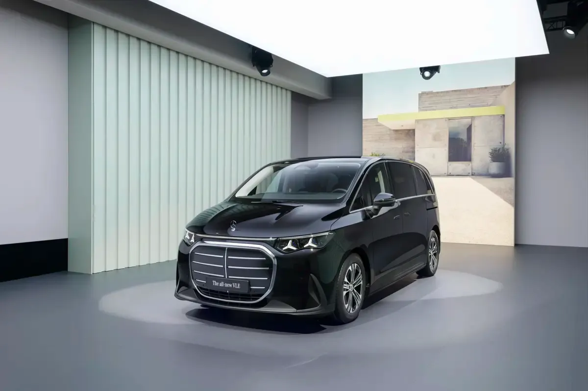 Elettronauti - Mercedes-Benz VLE 300 - Dark Blue - Esterno - Vista anteriore a tre quarti