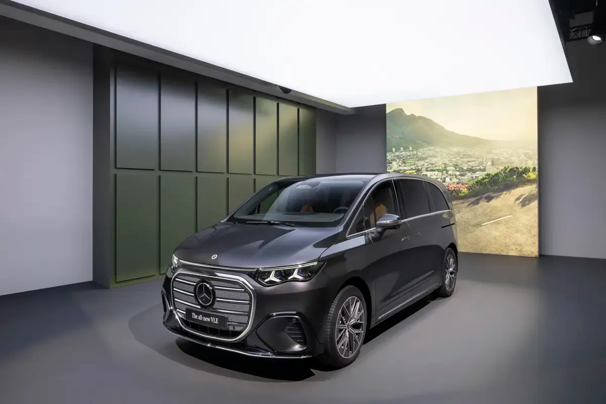 Elettronauti - Mercedes-Benz VLE 300 - Dark Blue - Esterno - Vista anteriore a tre quarti