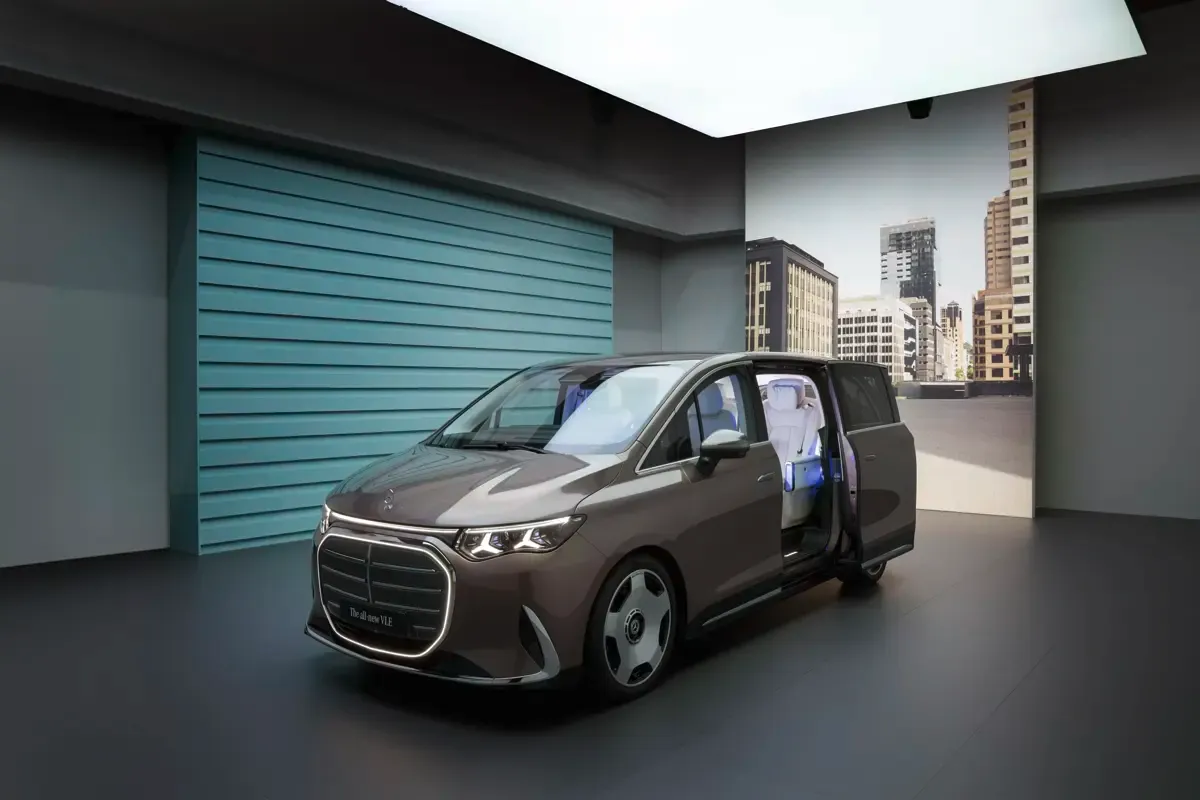 Elettronauti - Mercedes-Benz VLE 300 - Argento - Esterno - Vista anteriore a tre quarti