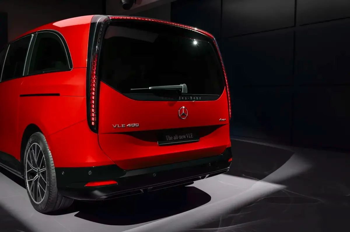 Elettronauti - Mercedes-Benz VLE 300 - Argento - Esterno - Vista anteriore a tre quarti