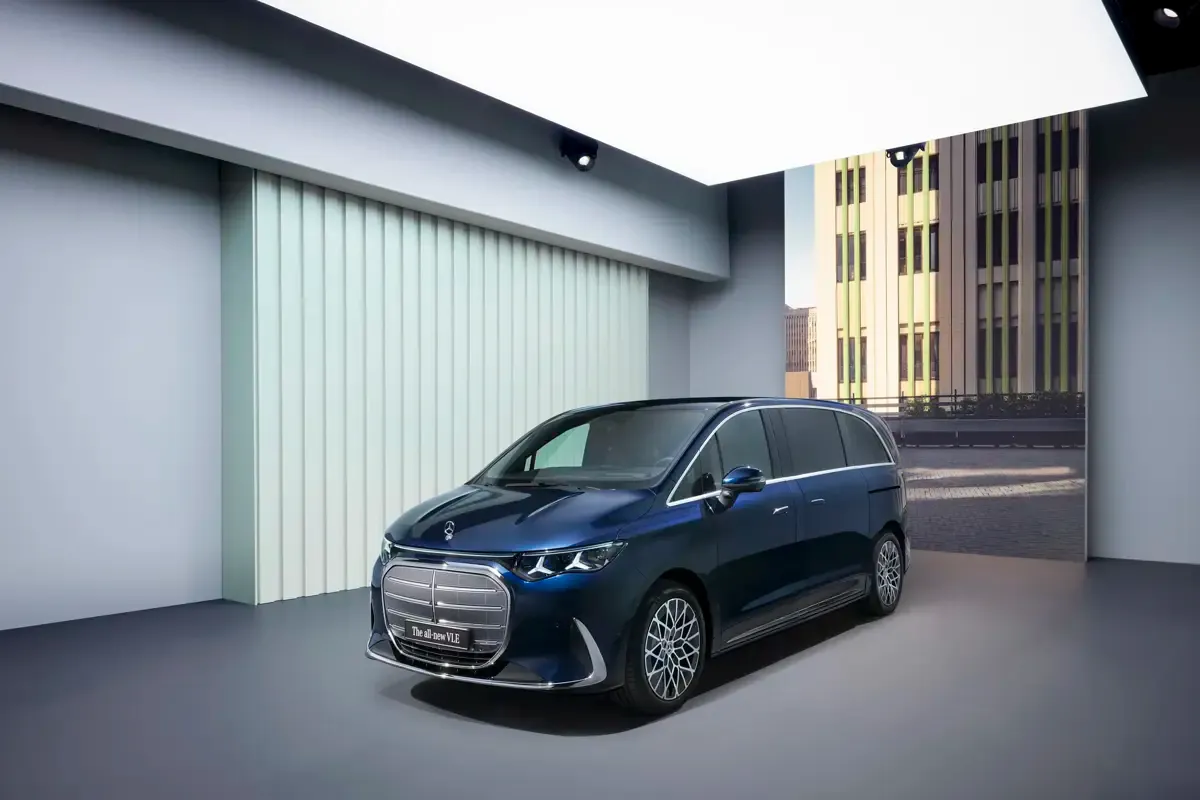 Elettronauti - Mercedes-Benz VLE 300 - Bianco - Esterno - Vista anteriore a tre quarti