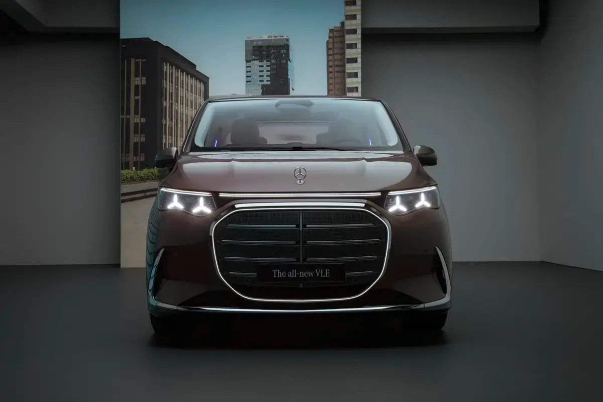 Elettronauti - Mercedes-Benz VLE 300 - Bianco - Esterno - Vista anteriore a tre quarti