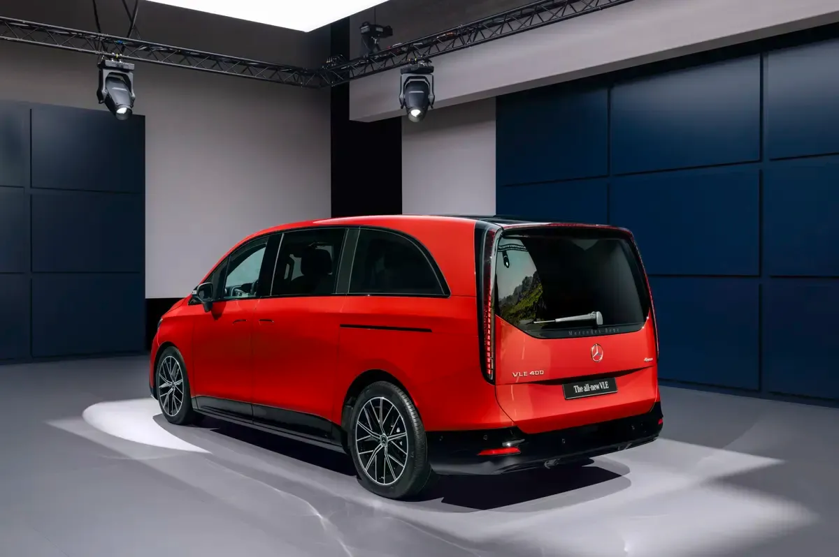 Elettronauti - Mercedes-Benz VLE 300 - Bianco - Esterno - Vista anteriore a tre quarti