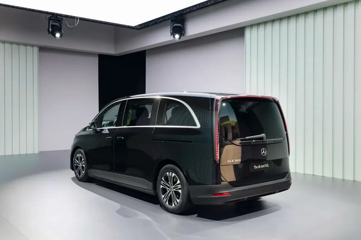 Elettronauti - Mercedes-Benz VLE 300 - Bianco - Esterno - Vista anteriore a tre quarti