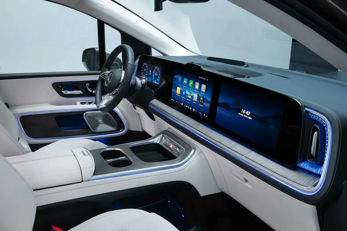 Elettronauti - Mercedes-Benz VLE 300 - Infotainment - Vista della plancia
