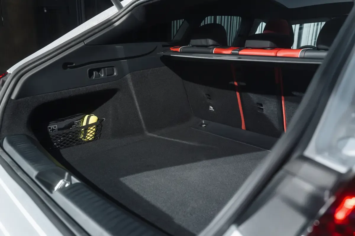 Elettronauti - Mercedes CLA 200 Shooting Brake - Vano di carico - Bagagliaio