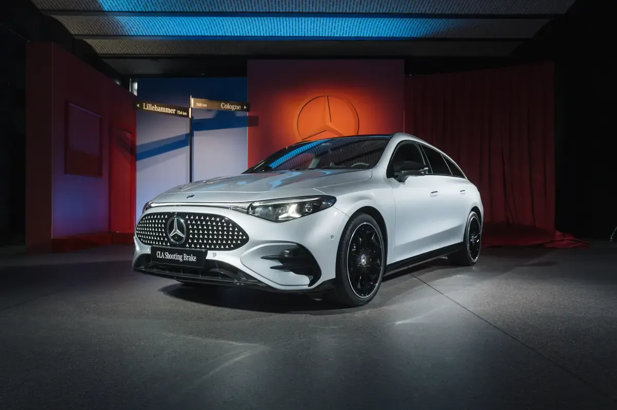 Elettronauti - Mercedes CLA 200 Shooting Brake - Argento - Esterno - Vista anteriore a tre quarti