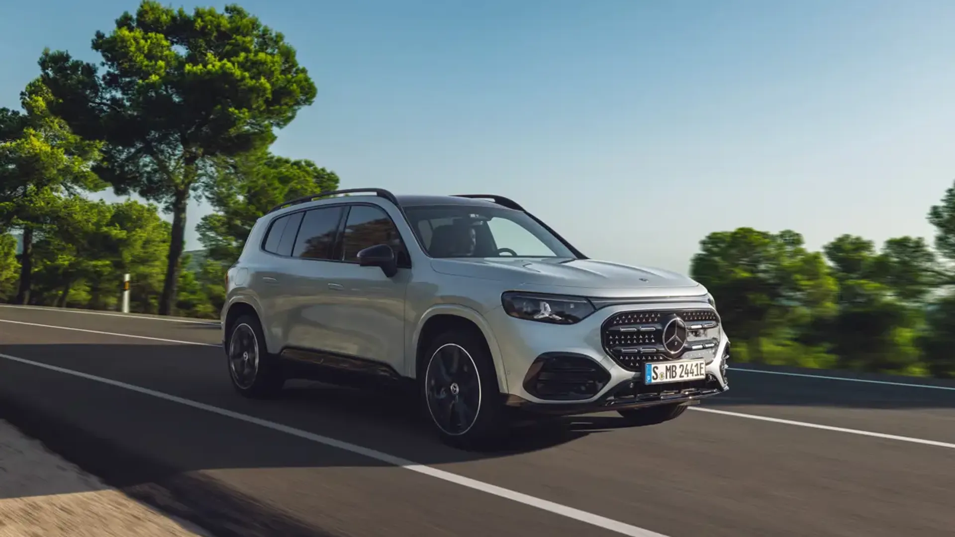 Elettronauti - Mercedes GLB 350 4MATIC - Nero - Esterno - Vista anteriore a tre quarti