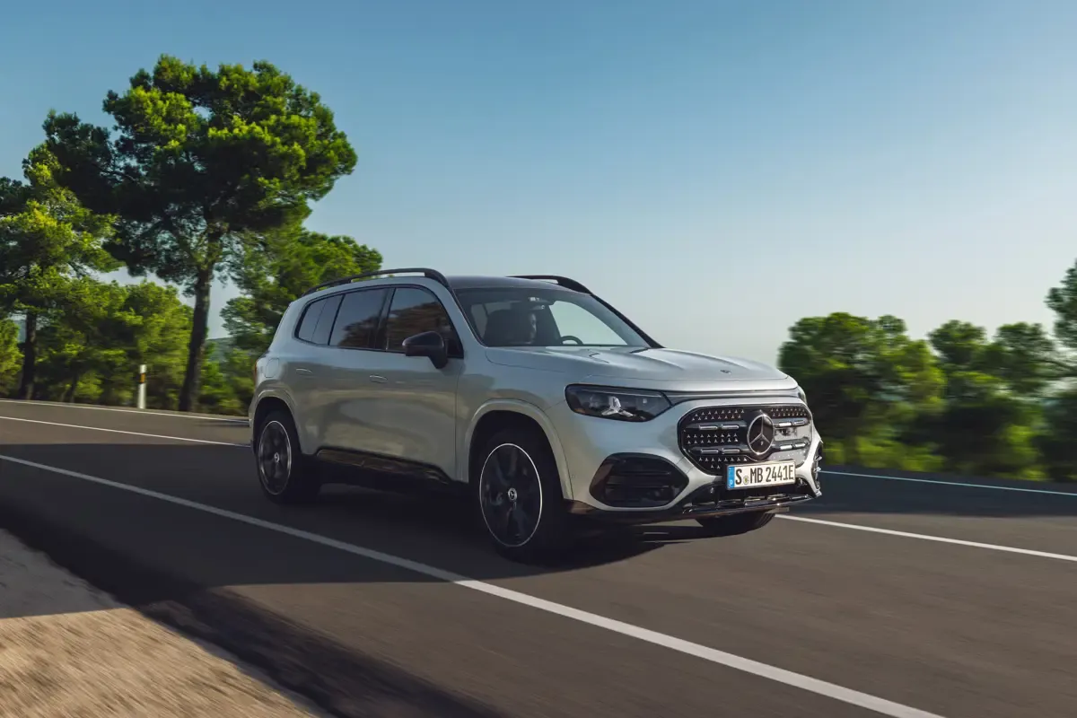 Elettronauti - Mercedes GLB 350 4MATIC - Nero - Esterno - Vista anteriore a tre quarti