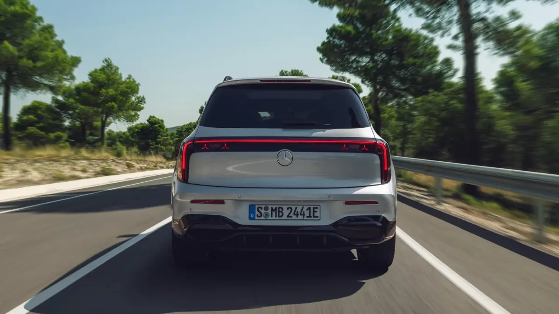 Elettronauti - Mercedes GLB 350 4MATIC - Blu - Esterno - Vista anteriore a tre quarti