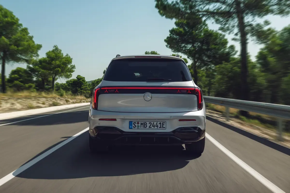 Elettronauti - Mercedes GLB 350 4MATIC - Blu - Esterno - Vista anteriore a tre quarti