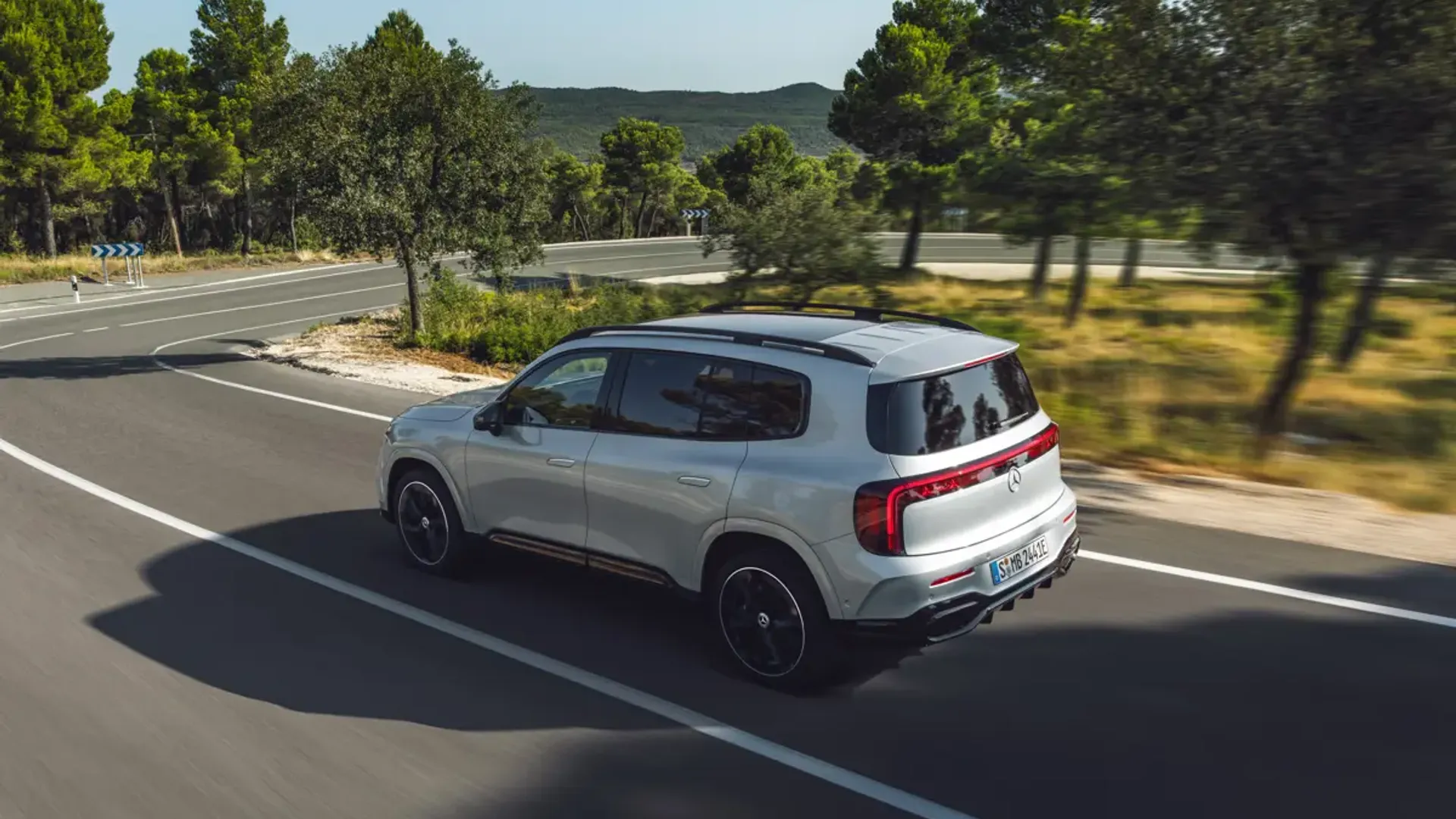 Elettronauti - Mercedes GLB 350 4MATIC - Blu - Esterno - Vista anteriore a tre quarti