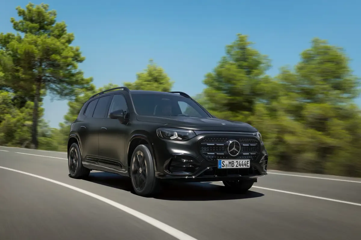 Elettronauti - Mercedes GLB 350 4MATIC - Dark Blue - Esterno - Vista anteriore a tre quarti