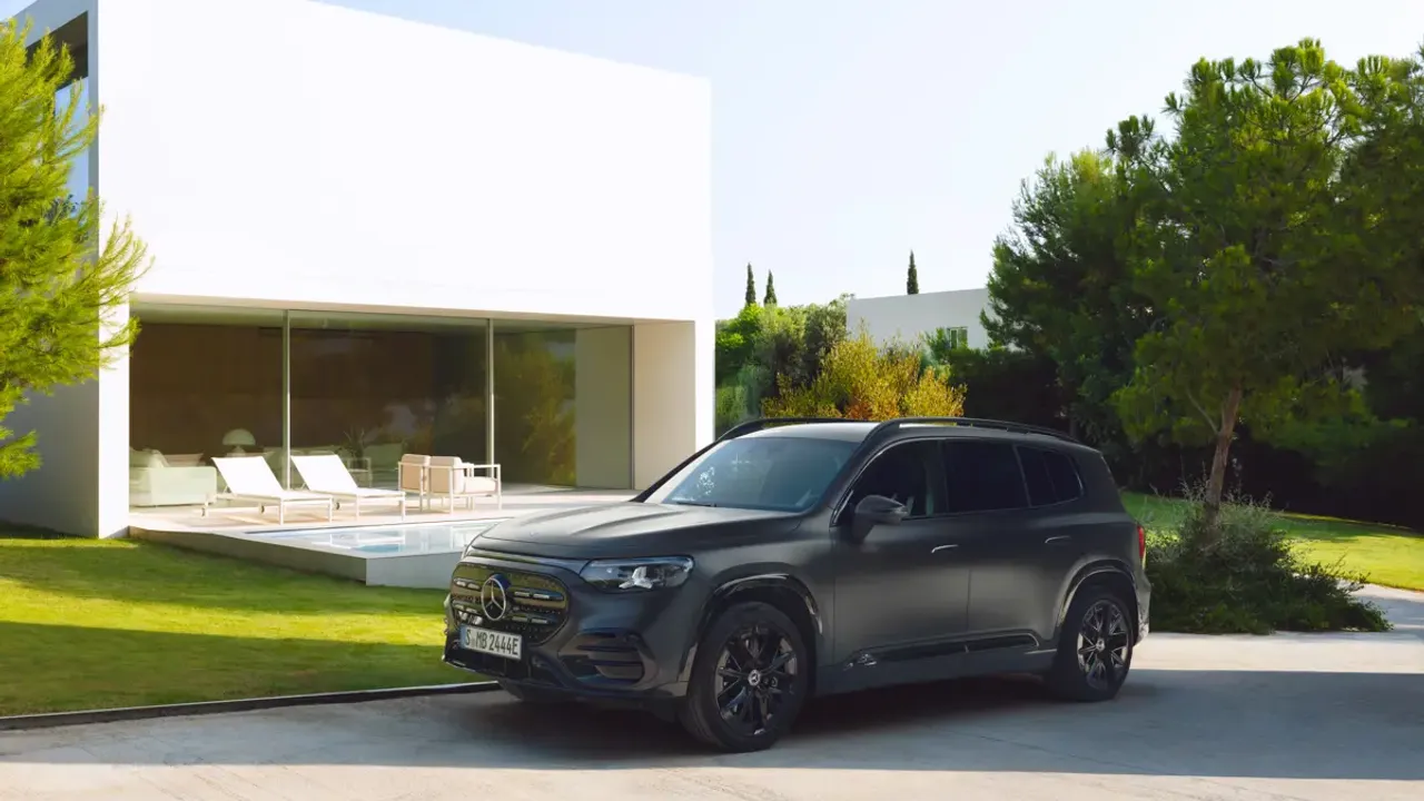 Elettronauti - Mercedes GLB 350 4MATIC - Dark Blue - Esterno - Vista anteriore a tre quarti