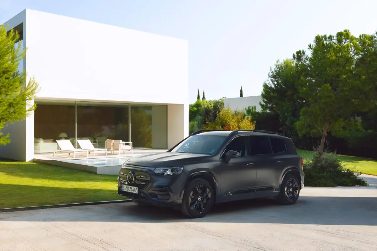 Elettronauti - Mercedes GLB 350 4MATIC - Dark Blue - Esterno - Vista anteriore a tre quarti