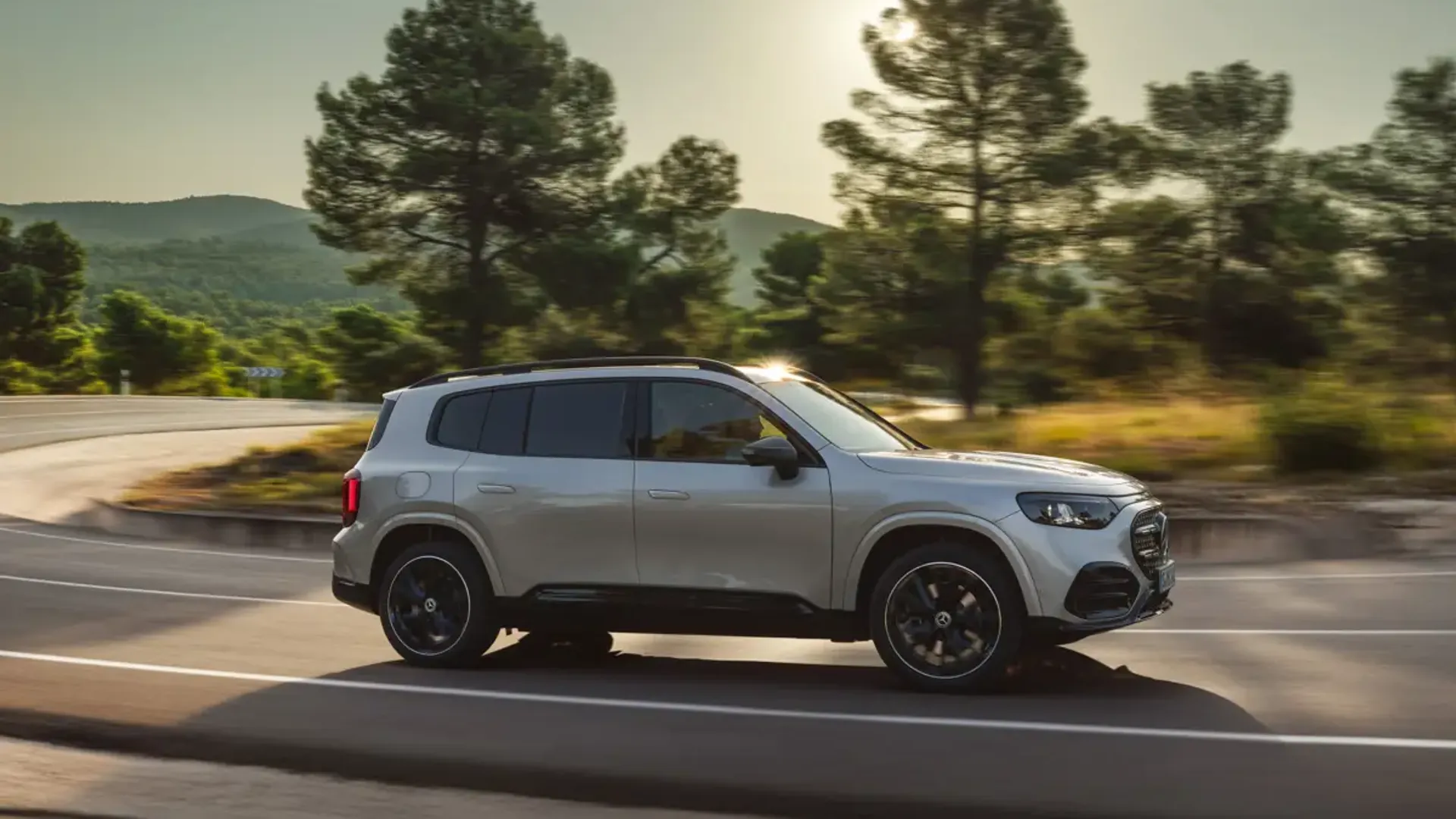 Elettronauti - Mercedes GLB 350 4MATIC - Grigio - Esterno - Vista anteriore a tre quarti