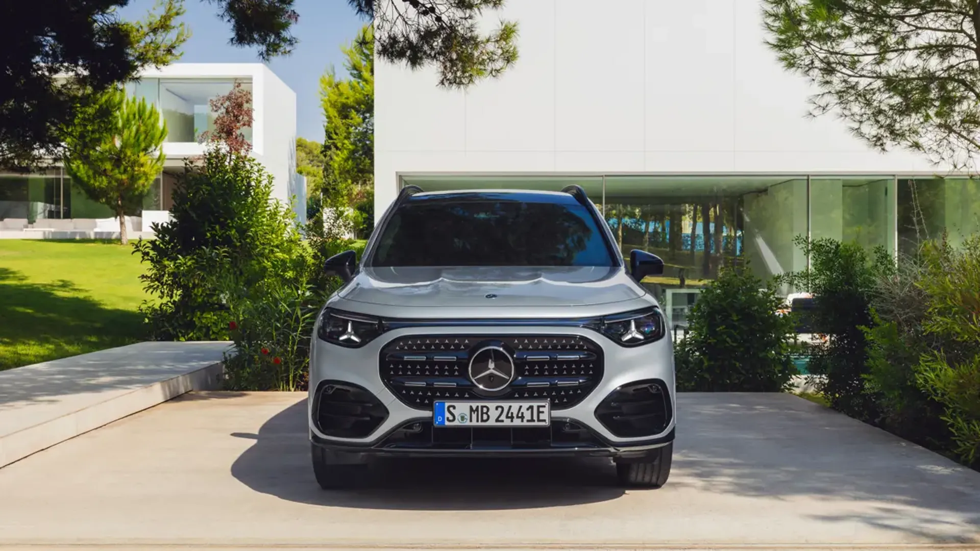 Elettronauti - Mercedes GLB 350 4MATIC - Grigio - Esterno - Vista anteriore a tre quarti