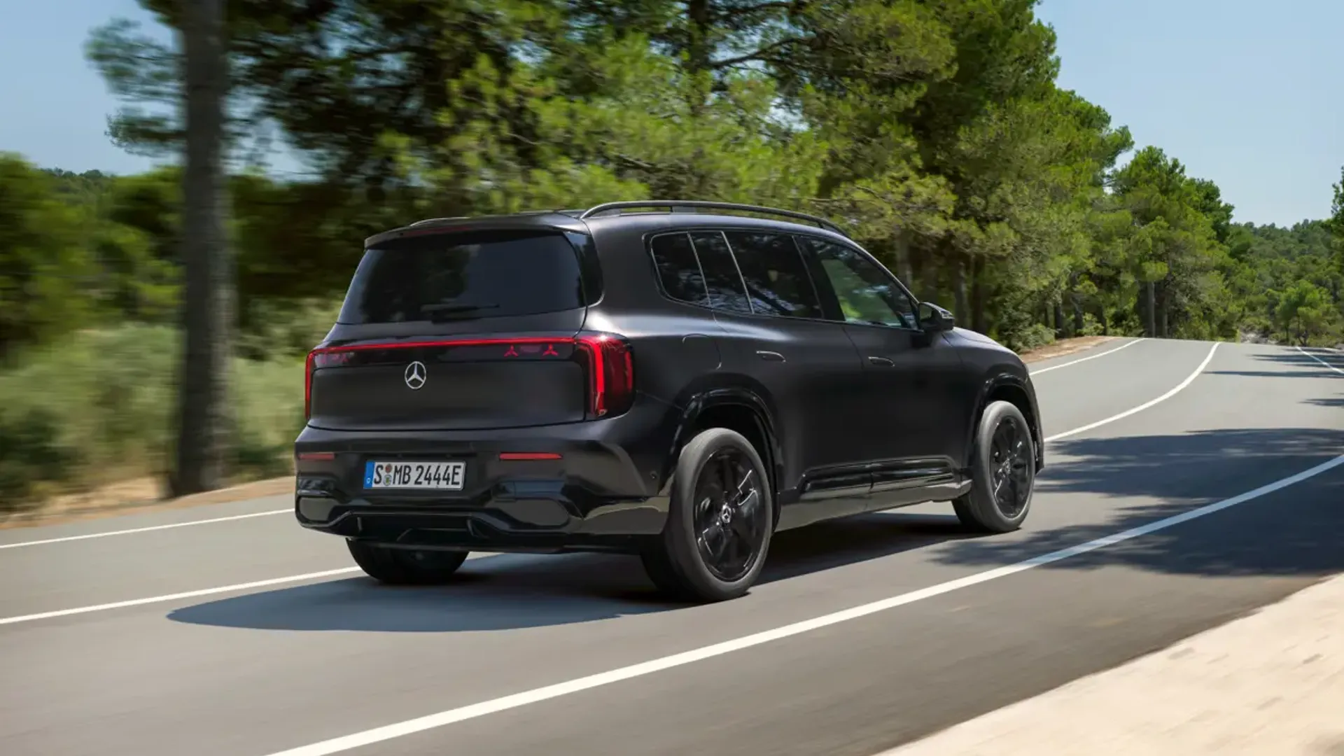 Elettronauti - Mercedes GLB 350 4MATIC - Grigio - Esterno - Vista anteriore a tre quarti