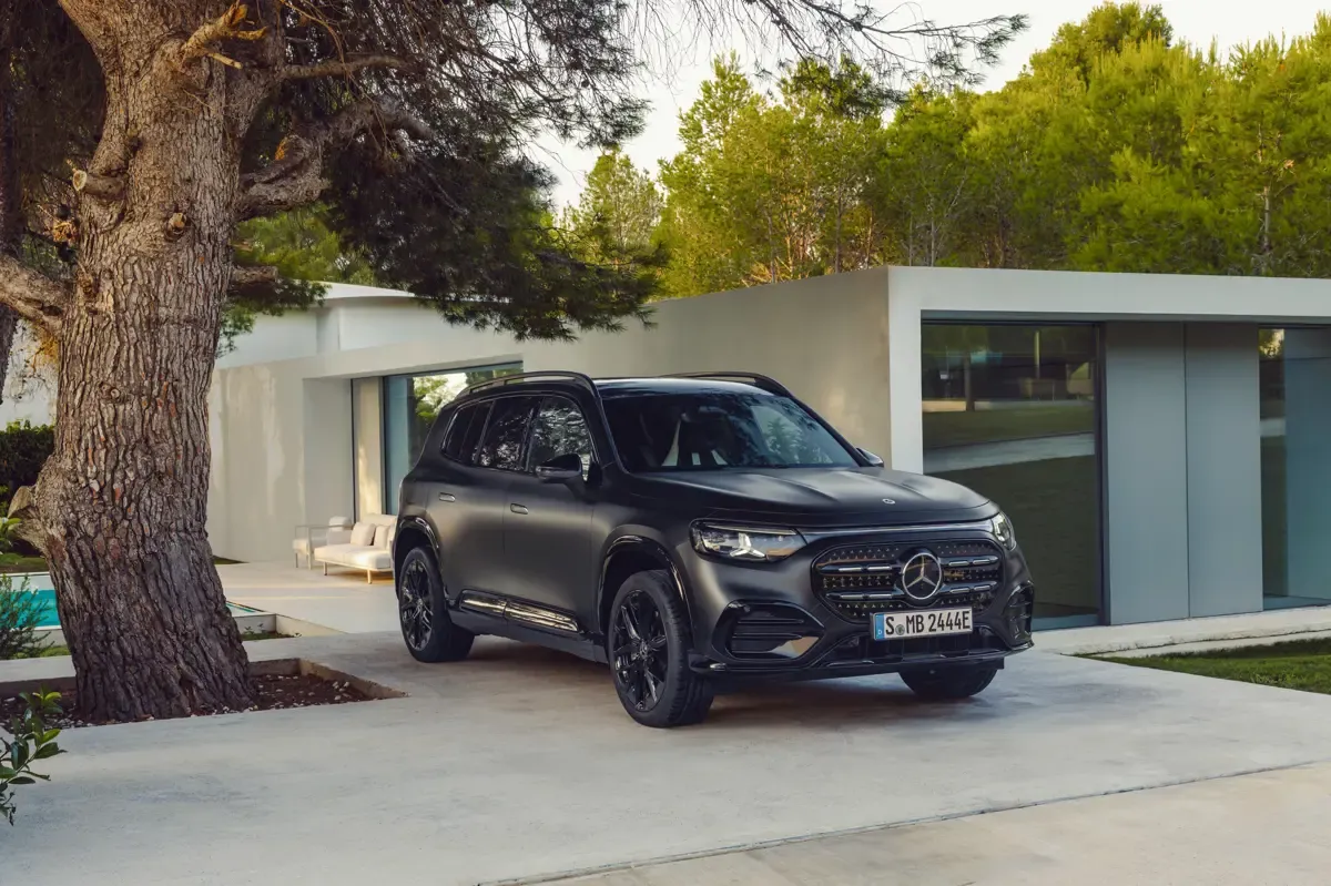 Elettronauti - Mercedes GLB 350 4MATIC - Grigio - Esterno - Vista anteriore a tre quarti