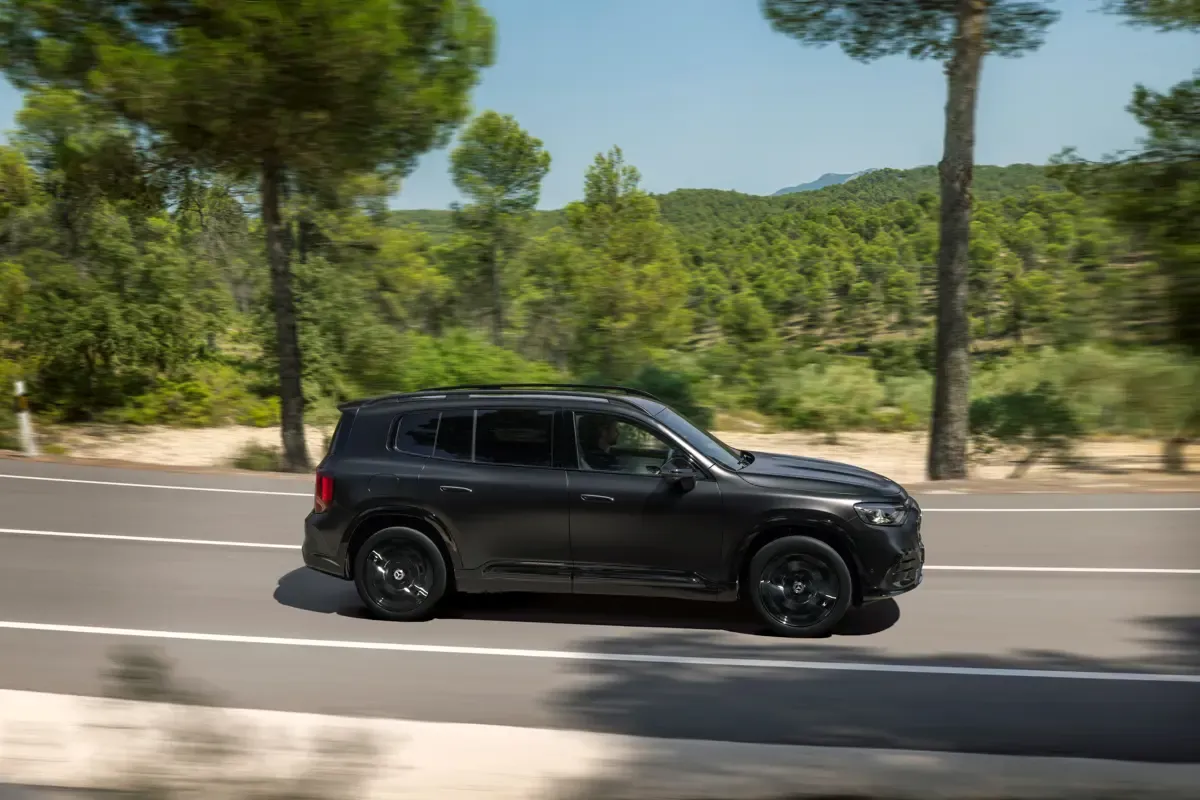 Elettronauti - Mercedes GLB 350 4MATIC - Argento - Esterno - Vista anteriore a tre quarti