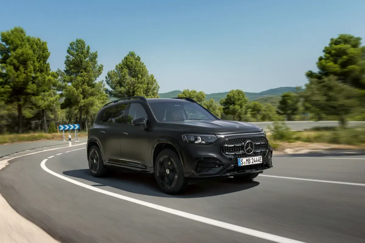 Elettronauti - Mercedes GLB 350 4MATIC - Bianco - Esterno - Vista anteriore a tre quarti