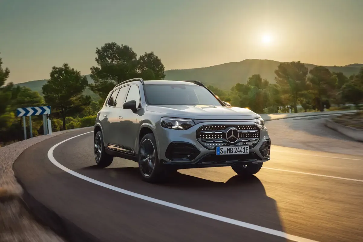 Elettronauti - Mercedes GLB 350 4MATIC - Bianco - Esterno - Vista anteriore a tre quarti