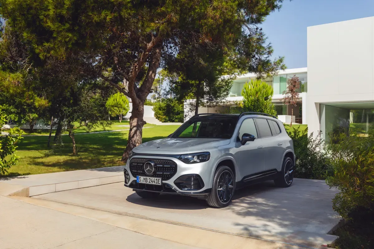 Elettronauti - Mercedes GLB 350 4MATIC - Bianco - Esterno - Vista anteriore a tre quarti