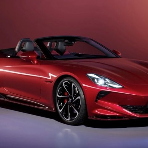 Elettronauti - MG Cyberster GT - Rosso - Esterno - Vista anteriore a tre quarti