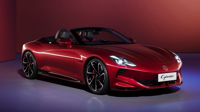 Elettronauti - MG Cyberster GT - Rosso - Esterno - Vista anteriore a tre quarti