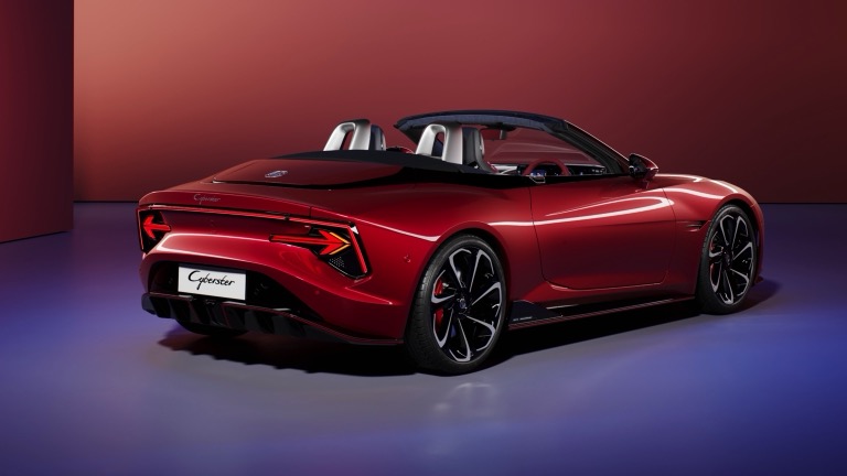 Elettronauti - MG Cyberster GT - Rosso - Esterno - Vista anteriore a tre quarti