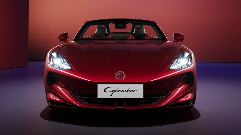 Elettronauti - MG Cyberster GT - Rosso - Esterno - Vista anteriore a tre quarti