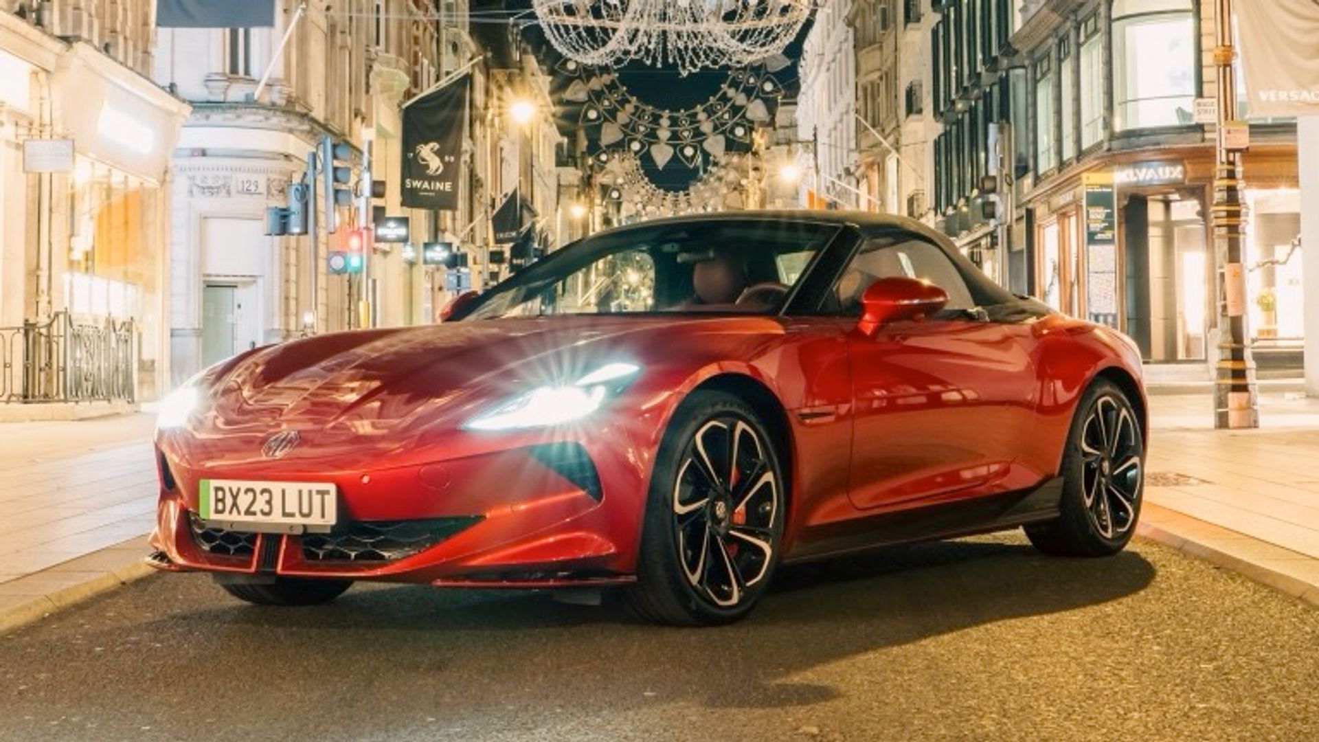 Elettronauti - MG Cyberster GT - Rosso - Esterno - Vista anteriore a tre quarti