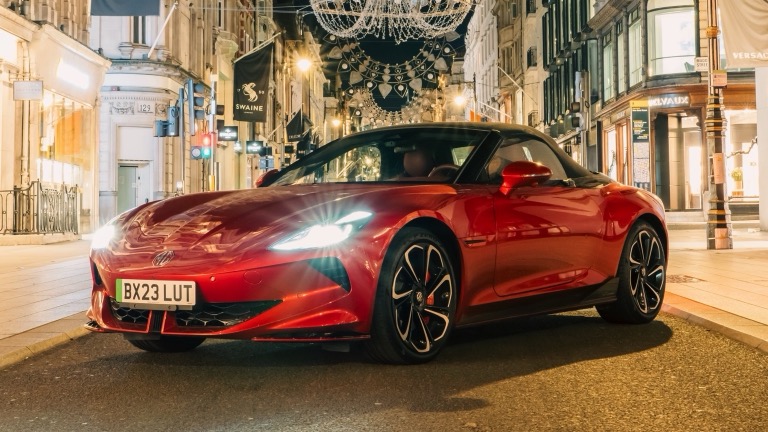 Elettronauti - MG Cyberster GT - Rosso - Esterno - Vista anteriore a tre quarti