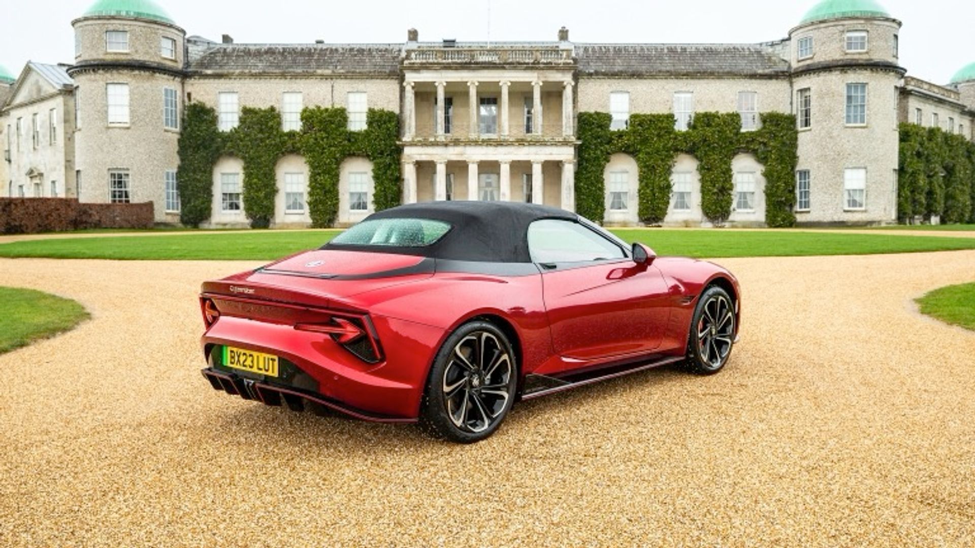 Elettronauti - MG Cyberster GT - Rosso - Esterno - Vista anteriore a tre quarti