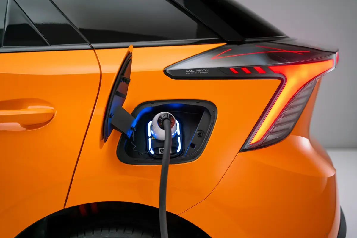 Elettronauti - MG MG4 Electric Long Range - Grigio - Esterno - Vista anteriore a tre quarti
