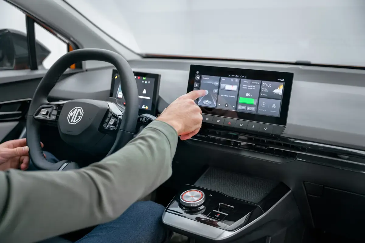 Elettronauti - MG MG4 Electric Extended Range - Infotainment - Vista della plancia