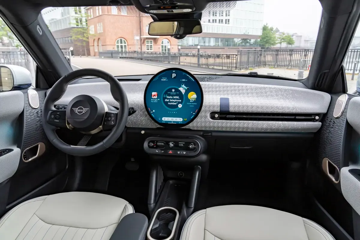 Elettronauti - Mini Cooper SE - Plancia - Vista della plancia