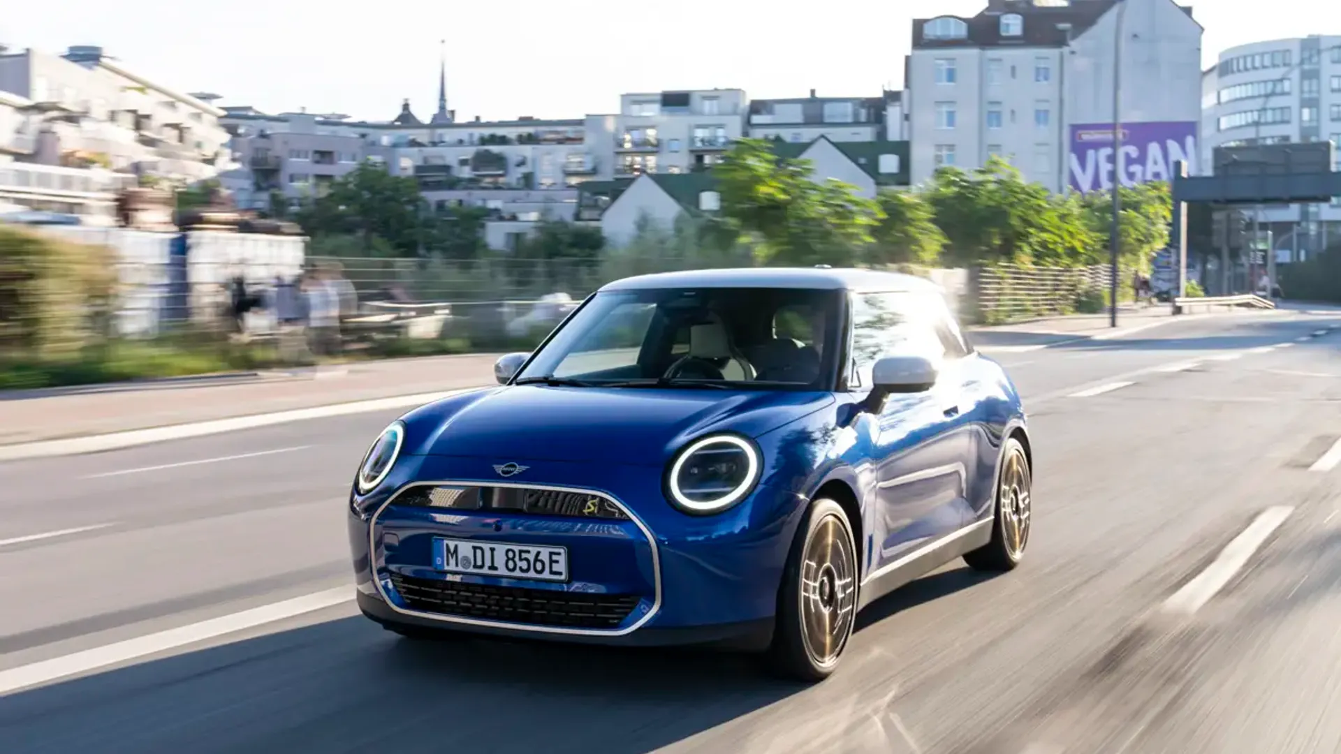 Elettronauti - Mini Cooper SE - Esterno - Vista anteriore a tre quarti