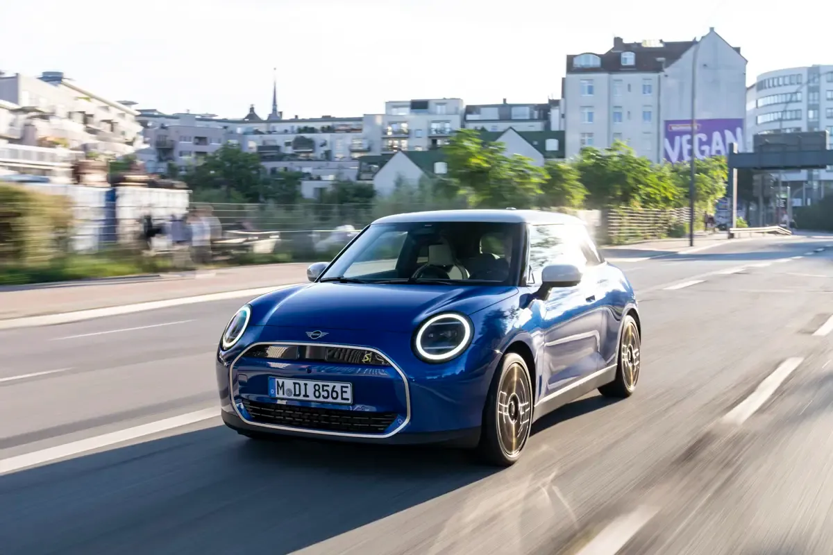 Elettronauti - Mini Cooper SE - Esterno - Vista anteriore a tre quarti