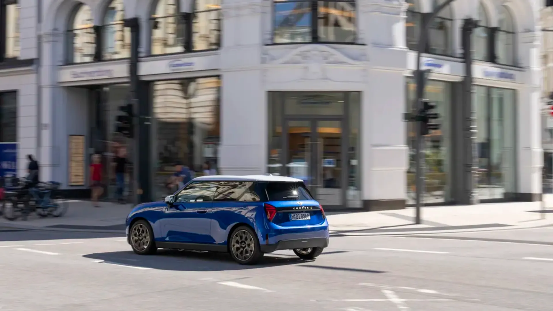 Elettronauti - Mini Cooper SE - Blu - Esterno - Vista anteriore a tre quarti