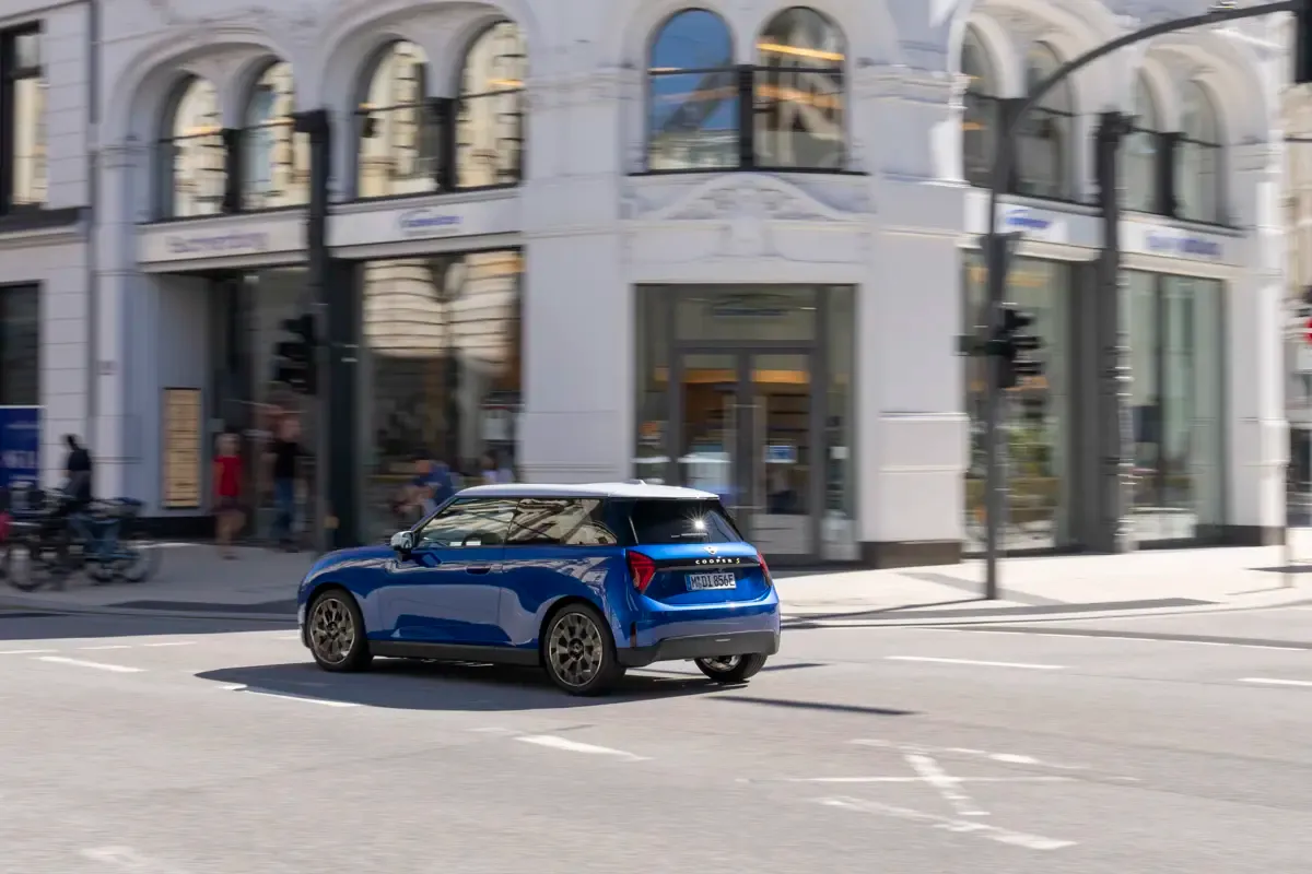 Elettronauti - Mini Cooper SE - Blu - Esterno - Vista anteriore a tre quarti