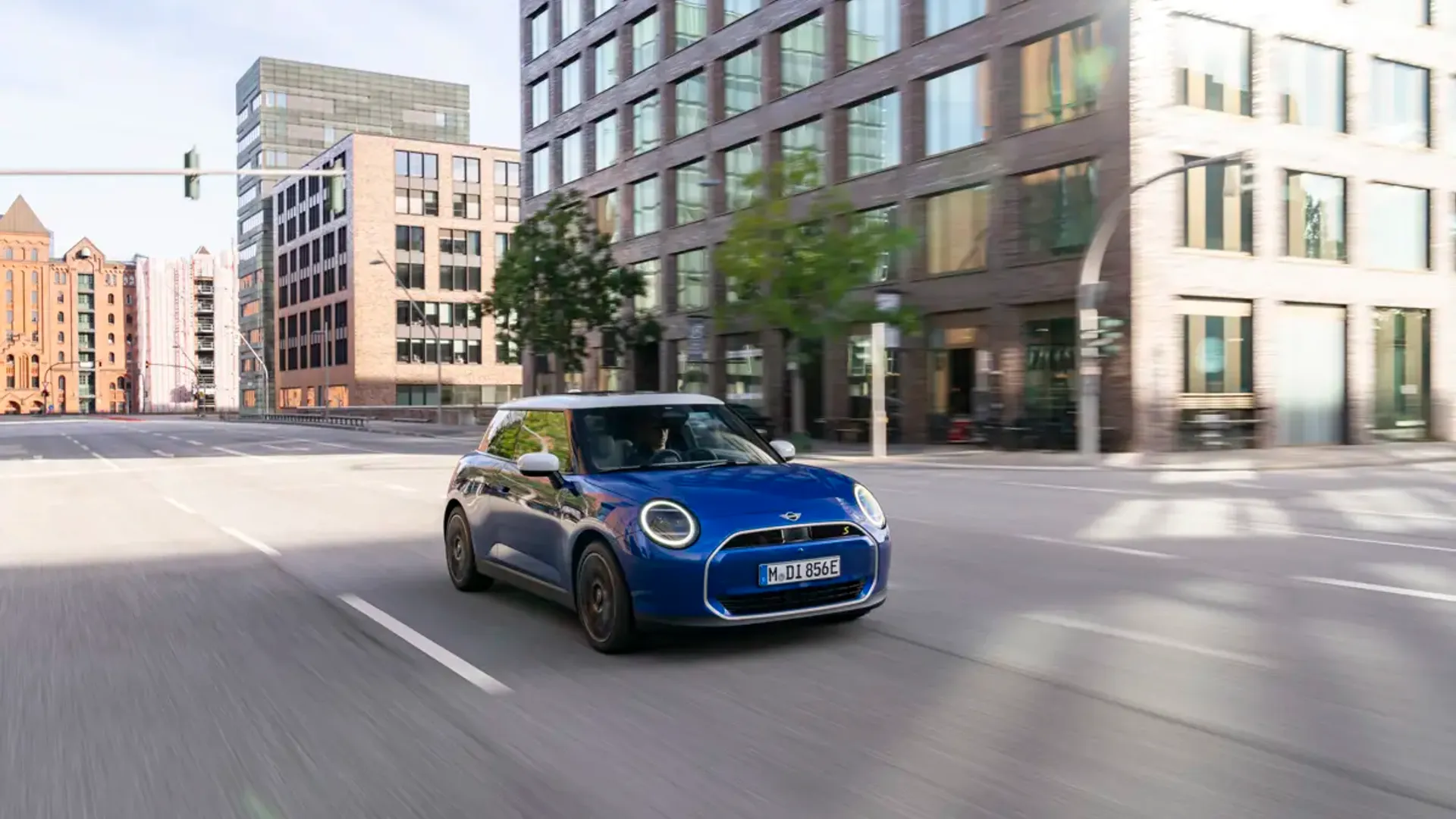 Elettronauti - Mini Cooper SE - Blu - Esterno - Vista anteriore a tre quarti