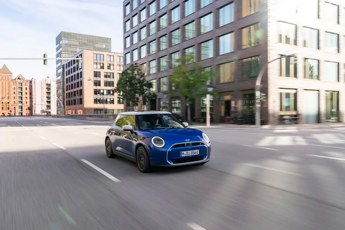 Elettronauti - Mini Cooper SE - Blu - Esterno - Vista anteriore a tre quarti