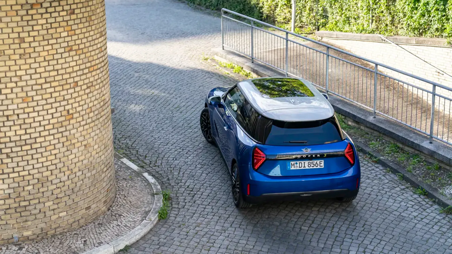 Elettronauti - Mini Cooper SE - Blu - Esterno - Vista anteriore a tre quarti