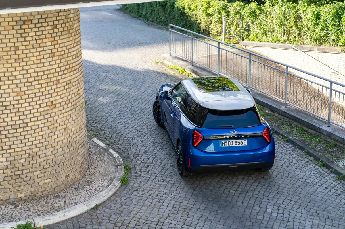 Elettronauti - Mini Cooper SE - Blu - Esterno - Vista anteriore a tre quarti