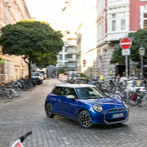 Elettronauti - Mini Cooper SE - Blu - Esterno - Vista anteriore a tre quarti