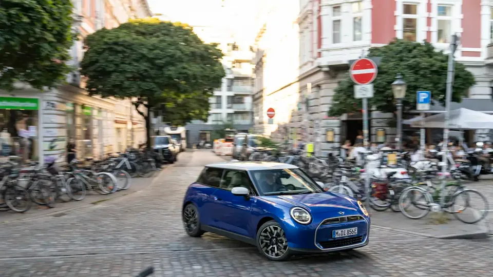 Elettronauti - Mini Cooper SE - Blu - Esterno - Vista anteriore a tre quarti