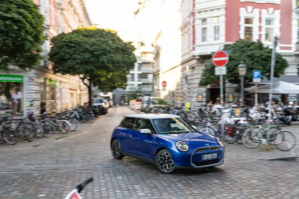 Elettronauti - Mini Cooper SE - Blu - Esterno - Vista anteriore a tre quarti