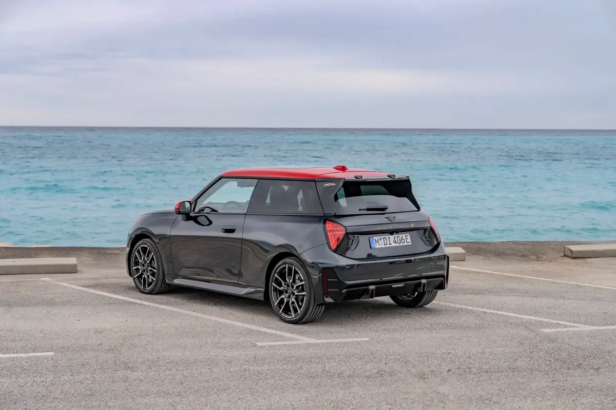 Elettronauti - Mini Cooper SE - Blu - Esterno - Vista anteriore a tre quarti